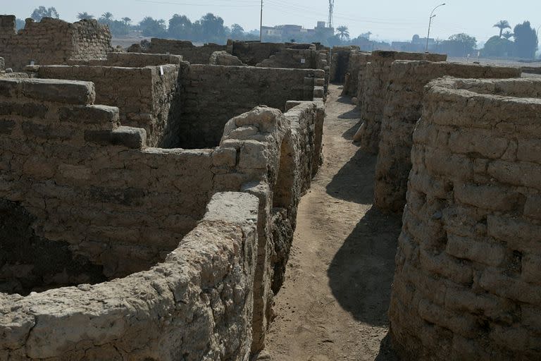 Una misión arqueológica egipcia anunció el jueves el descubrimiento de una "Ciudad Dorada Perdida" de 3000 años de antigüedad en la ciudad egipcia de Luxor, rica en monumentos.