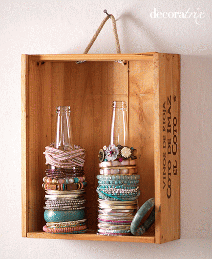 DIY Recycled Bottle & Box Bracelet Organizer by Decoratrix