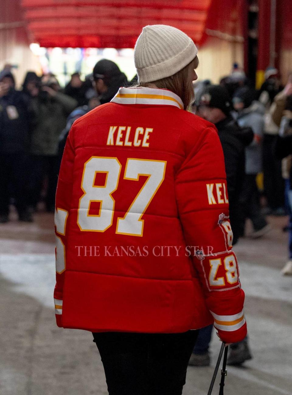 Taylor Swift wore a custom winter coat by fashion designer Kristin Juszczyk Saturday that appeared to be made out of boyfriend Travis Kelce’s jerseys.