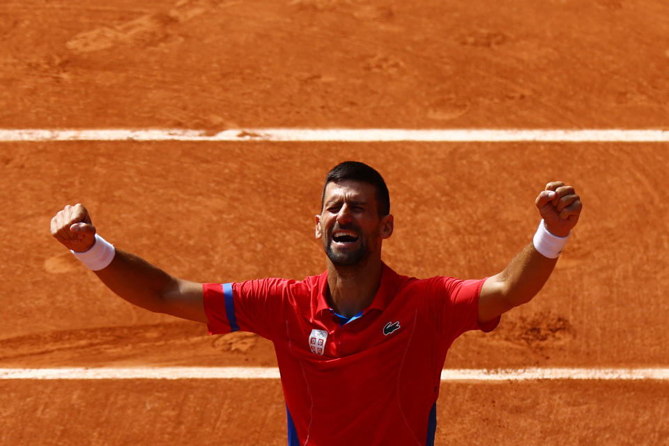 Paris 2024 Olympics - Tennis - Men's Singles Gold Medal Match - Roland-Garros Stadium, Paris, France - August 04, 2024. Novak Djokovic of Serbia celebrates after winning gold against Carlos Alcaraz of Spain. REUTERS/Edgar Su