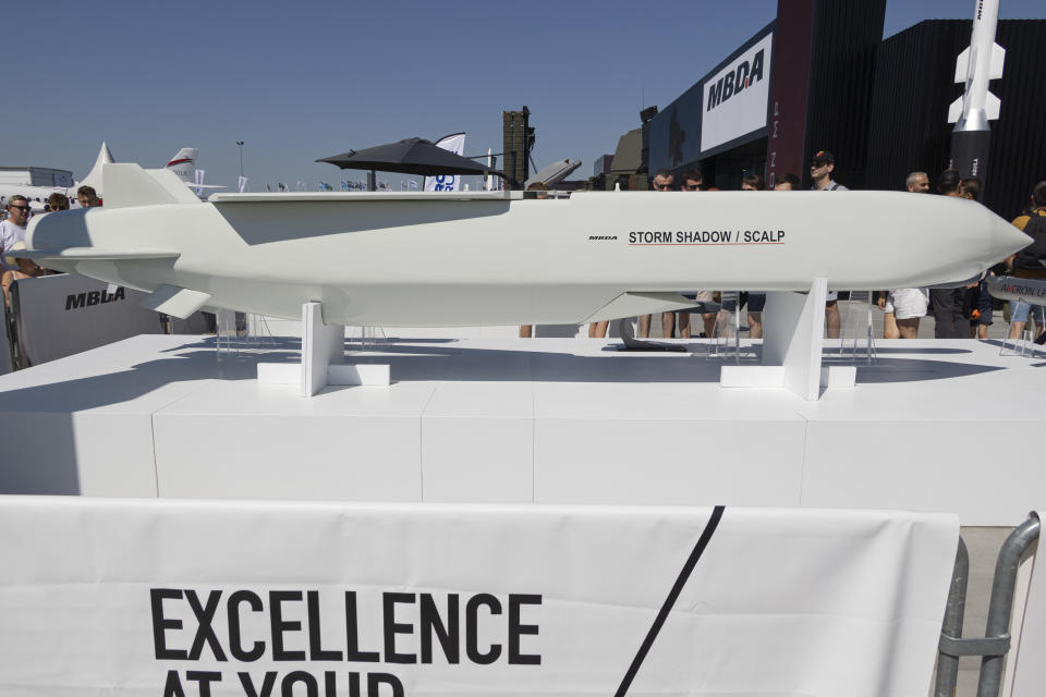 Langstrecken-Marschflugrakete SCALP EG / STORM SHADOW, eine Luft-Boden-Waffe des europäischen Herstellers MBDA, am Stand des Unternehmens auf der International Paris Air Show 2023 am Flughafen Le Bourget. Das autonome Langstrecken-Marschflugkörpersystem SCALP-EG trägt einen Sprengkopf, dessen Stückkosten etwa 2.500.000 USD betragen. Paris, Frankreich im Juni 2023 (Foto von Nicolas Economou/NurPhoto via Getty Images)