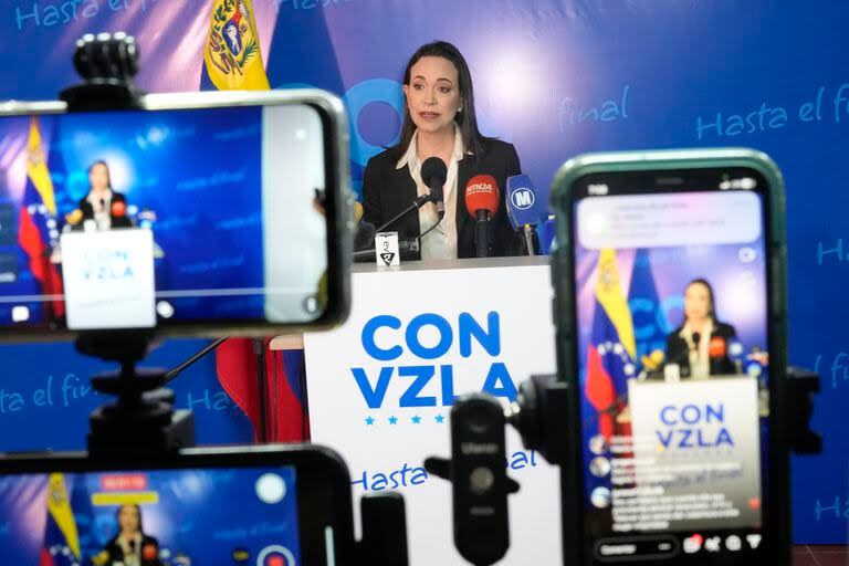 En esta imagen de archivo, la aspirante opositora María Corina Machado ofrece una rueda de prensa en la sede de su campaña en Caracas, Venezuela, el 15 de diciembre de 2023.  (AP Foto/Matías Delacroix, archivo)