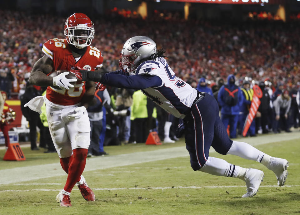 El running back Damien Williams (26), de los Chiefs de Kansas City, atrapa el balón en jugada de touchdown ante el linebacker Dont'a Hightower (54), de los Patriots de Nueva Inglaterra, en el partido por el campeonato de la Conferencia Americana de la NFL, el domingo 20 de enero de 2019, en Kansas City, Missouri. (AP Foto/Jeff Roberson)