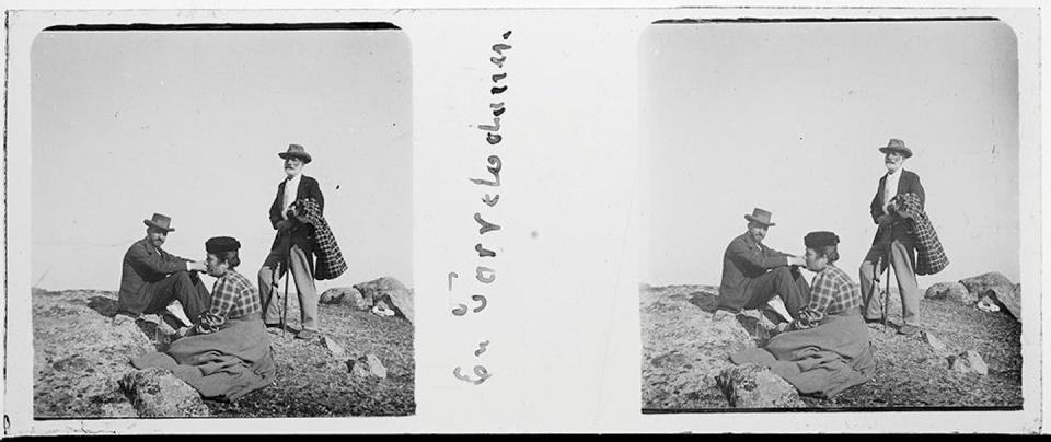 ‘En Torrelodones’. Fotografía de Francisco Giner de los Ríos (de pie), Manuel Bartolomé Cossío (sentado) y de una mujer, probablemente Carmen López Cortón, esposa de Cossío. Arcimís, A. (ca. 1900). <a href="http://catalogos.mecd.es/IPCE/cgi-ipce/ipcefototeca?TITN=184928" rel="nofollow noopener" target="_blank" data-ylk="slk:Archivo Arcimís, IPCE, Ministerio de Cultura y Deporte;elm:context_link;itc:0;sec:content-canvas" class="link ">Archivo Arcimís, IPCE, Ministerio de Cultura y Deporte</a>