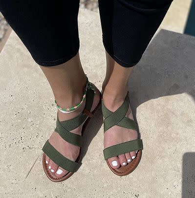 Elastic strap sandals