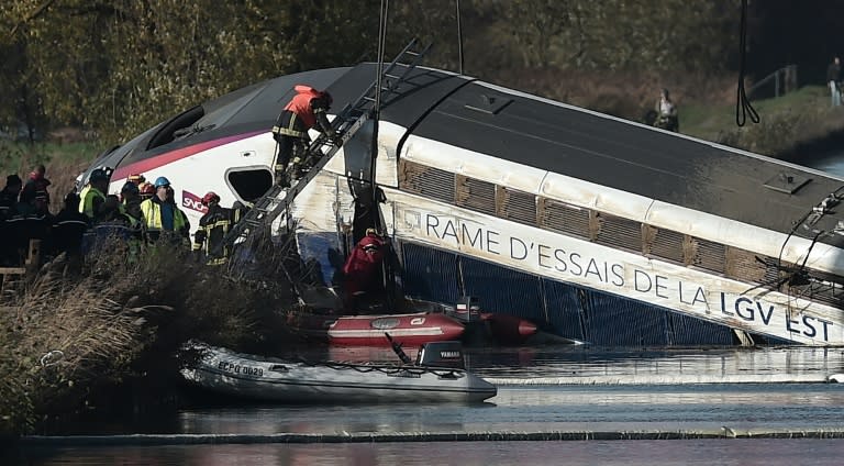 Motrice et wagon du TGV dans un canal d'Eckwersheim près de Strasbourg, dans le nord-est de la France, après avoir déraillé le 14 novembre, le 15 novembre 2015 (FREDERICK FLORIN)