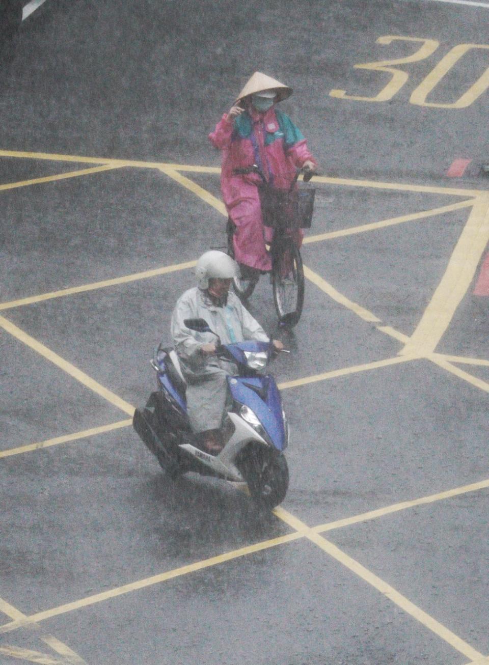 近日南部地區常下豪大雨（下雨示意圖）。   圖：張良一/攝