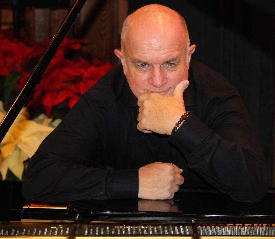 Provincetown pianist John Thomas will play a concert in Wellfleet to raise money to help people in Ukraine.