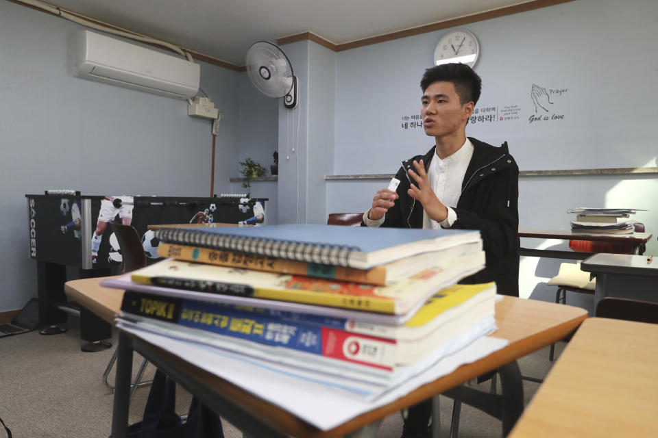 Kim Hyun-Seung habla durante una entrevista en la escuela a la que va en Seúl el 1ro de noviembre del 2019. Kim llegó a Seúl para reunirse con su madre, una norcoreana que escapó primero China y después a Corea del Sur. Muchos jóvenes mitad norcoreanos, mitad chinos, como él se sienten perdidos en Corea del Sur. (AP Photo/Ahn Young-joon)