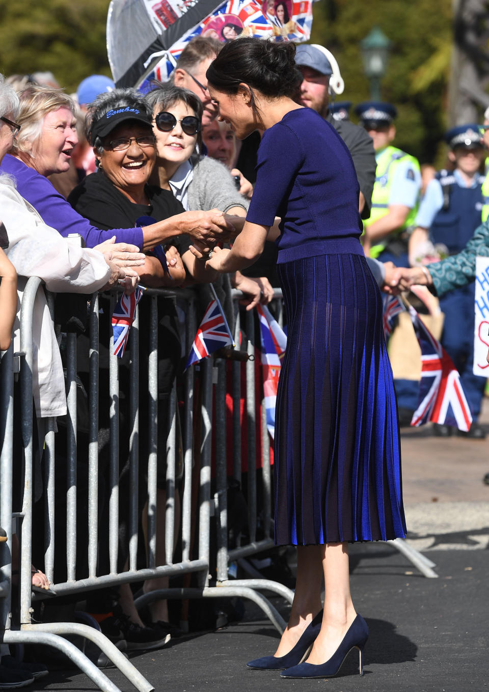 <p>Cette fois, ce fashion faux-pas en a choqué plus d’un… Lors de son quatrième jour de visite en Nouvelle-Zélande, Meghan Markle portait une magnifique jupe bleue Givenchy… transparente, qui laissait apparaître sa culotte ! Crédit photo : Getty Images </p>