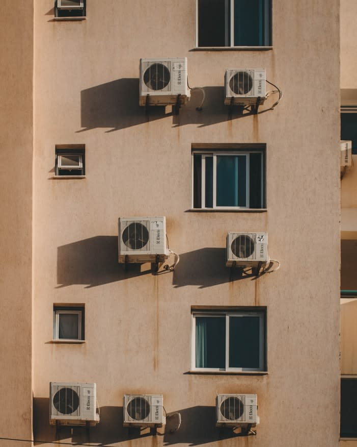 老婦為了省電不開冷氣。（示意圖／翻攝自unsplash）