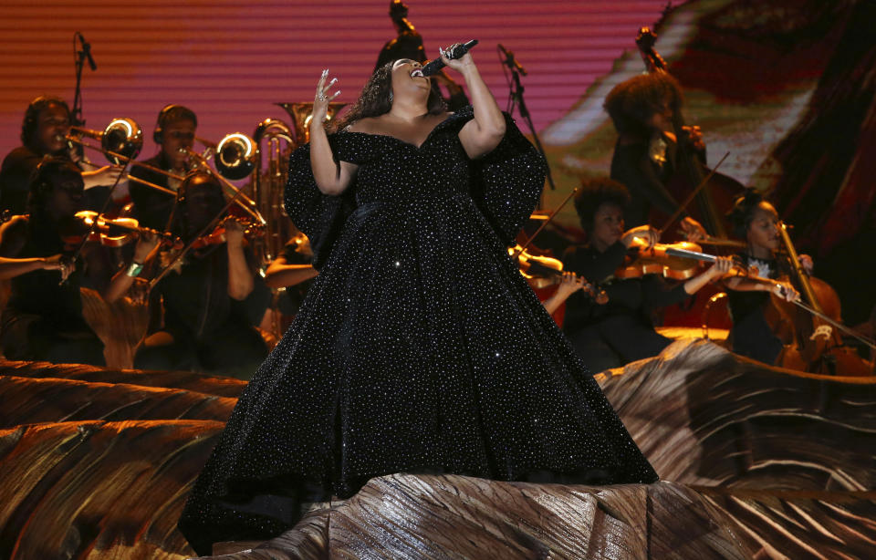 Lizzo durante su presentación en la 62a entrega anual de los Grammy en el Staples Center el domingo 26 de enero de 2020 en Los Angeles. (Foto Matt Sayles/Invision/AP)