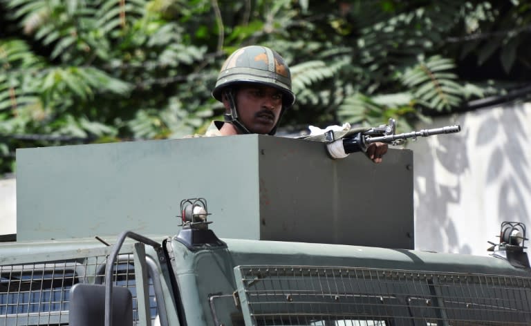 Un soldat indien dans un véhicule militaire se déplaçant dans Srinagar, au Cachemire indien, le 18 août 2019