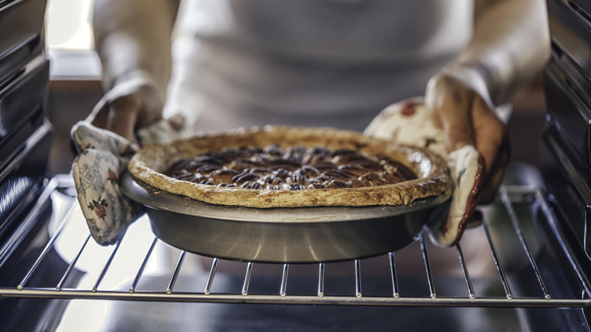 The baking trials: From metal to glass to ceramic, how does your pie pan  affect your crust?