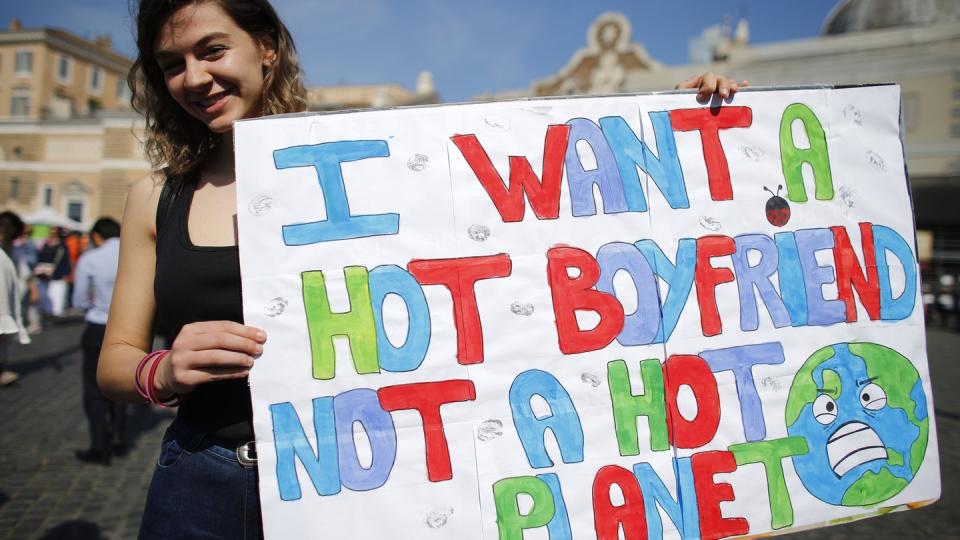 «Ich will einen heißen Freund, keinen heißen Planeten»: Eine Teilnehmerin der «Fridays for Future»-Demonstration in Rom zeigt, was ihr wichtig ist. Foto: Vincenzo Livieri/LaPresse via ZUMA Press