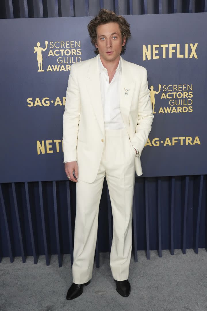 Siempre elegante, Jeremy Allen White optó por un look monocromático para la ceremonia de los premios SAG