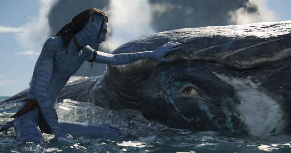 En esta imagen proporcionada por 20th Century Studios, Lo'ak, con la voz de Britain Dalton, y Tulkun en una escena de "Avatar: The Way of Water" (20th Century Studios vía AP)