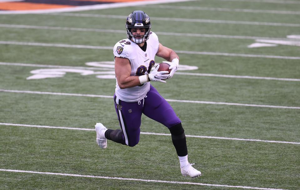 CINCINNATI, OHIO - JANUARY 03:  Mark Andrews #89 of the Baltimore Ravens runs with the ball against the Cincinnati Bengals at Paul Brown Stadium on January 03, 2021 in Cincinnati, Ohio. (Photo by Andy Lyons/Getty Images)