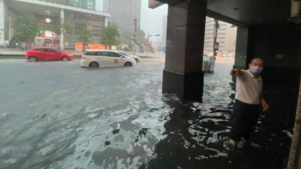 台北市政府捷運站出口。（圖／翻攝自信義區三兩事）