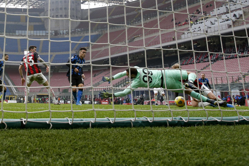 Lautaro Martínez anota el segundo gol del Inter en la victoria 3-0 ante el Milan en el partido por la Serie A italiana, el domingo 21 de febrero de 2021. (AP Foto/Antonio Calanni)