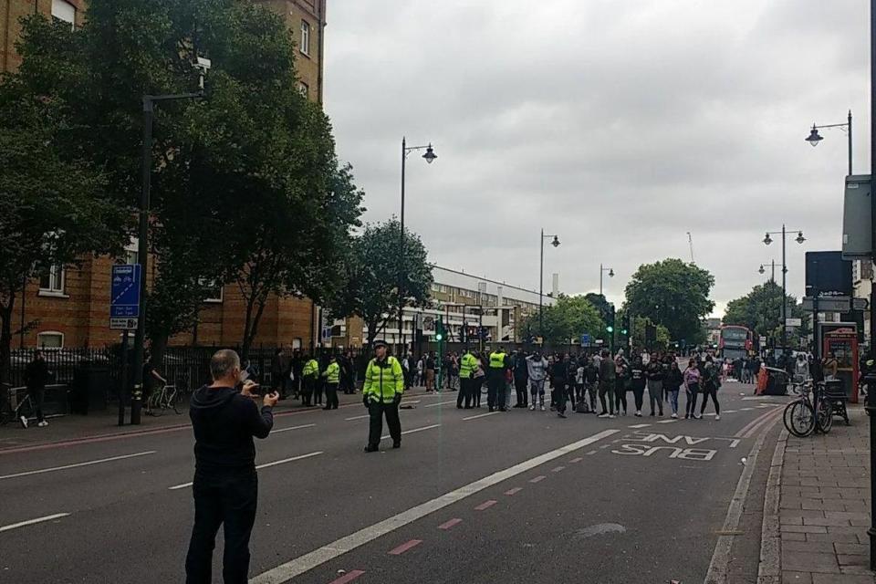 Around 15 police riot vans are at the scene. (Spectrum SINO Radio)