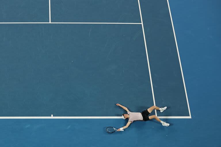 Jannik Sinner, sobre el cemento de Melbourne, tras batir a Daniil Medvedev en la final del Australian Open 