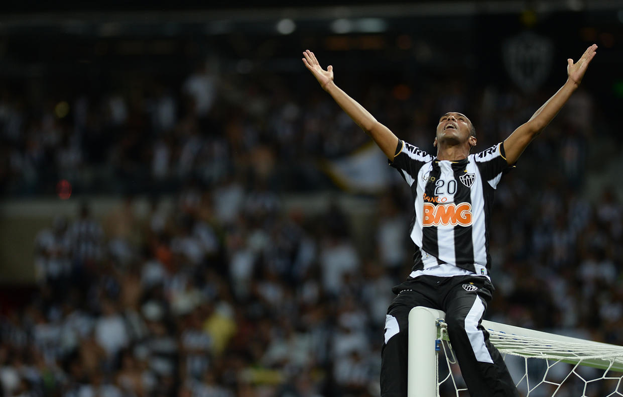 Richarlyson, exfutbolista del Atlético Mineiro de Brasil, celebra después de que su equipo ganó la Copa Libertadores en julio de 2013. (Foto: Douglas Magno/AFP vía Getty Images)