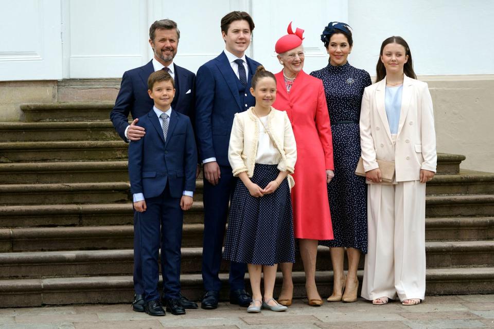 Auch Prinz Frederik von Dänemark (links), der Sohn von Königin Margrethe II. und Prinz Henrik von Dänemark, und seine Frau Mary (zweite von rechts) durften sich bereits über Zwillinge freuen. Vincent und Josephine (beide vorne) heißt der royale Nachwuchs, der 2011 das Licht der Welt erblickte. (Bild: Keld Navntoft/Ritzau Sacpix/AFP via Getty Images)