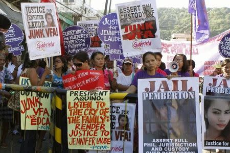 Activists participate in a protest to seek justice for a Filipino transgender Jeffrey Laude, who also goes by the name Jennifer, outside a justice hall where a preliminary investigation was held at Olongapo city, north of Manila October 27, 2014. REUTERS/Lorgina Minguito