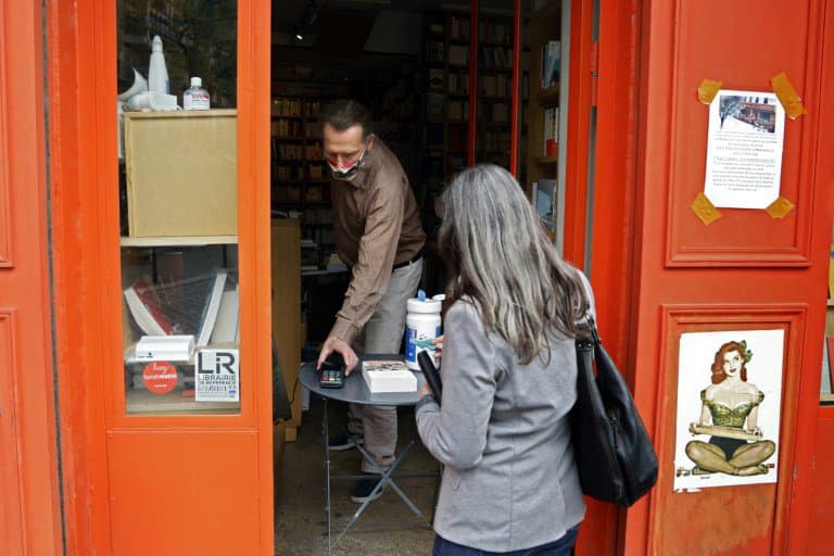 Un libraire propose des livres à retirer sur commande préalable, le 28 avril 2020 à Paris - THOMAS COEX © 2019 AFP