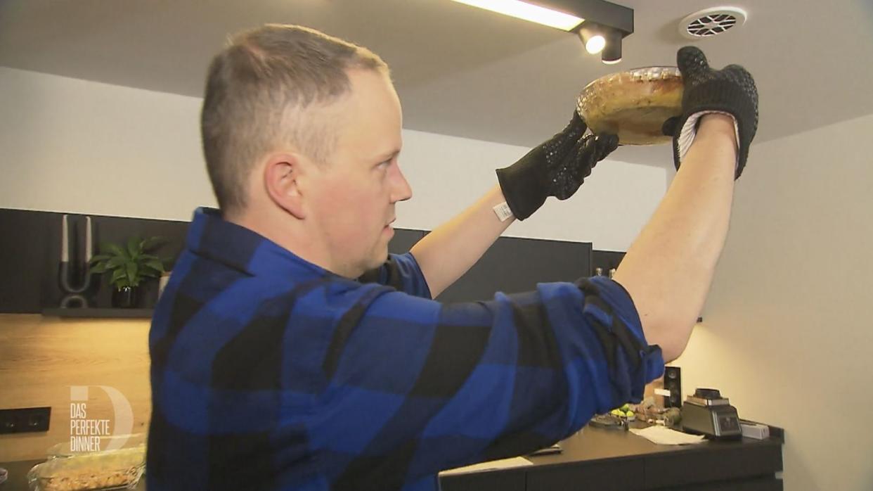 Ob der Pecan Pie heute so gelingt, wie Patrick sich das vorstellt? Frisch aus dem Ofen geholt sieht es zumindest danach aus.
 (Bild: RTL)