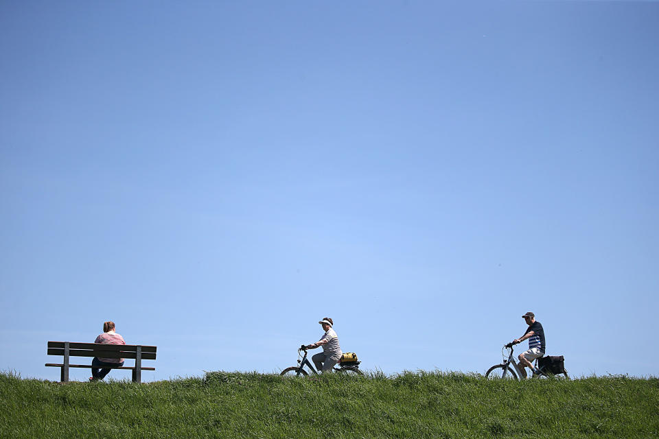 Strahlend blauer Himmel bei Köln (Bild: dpa)