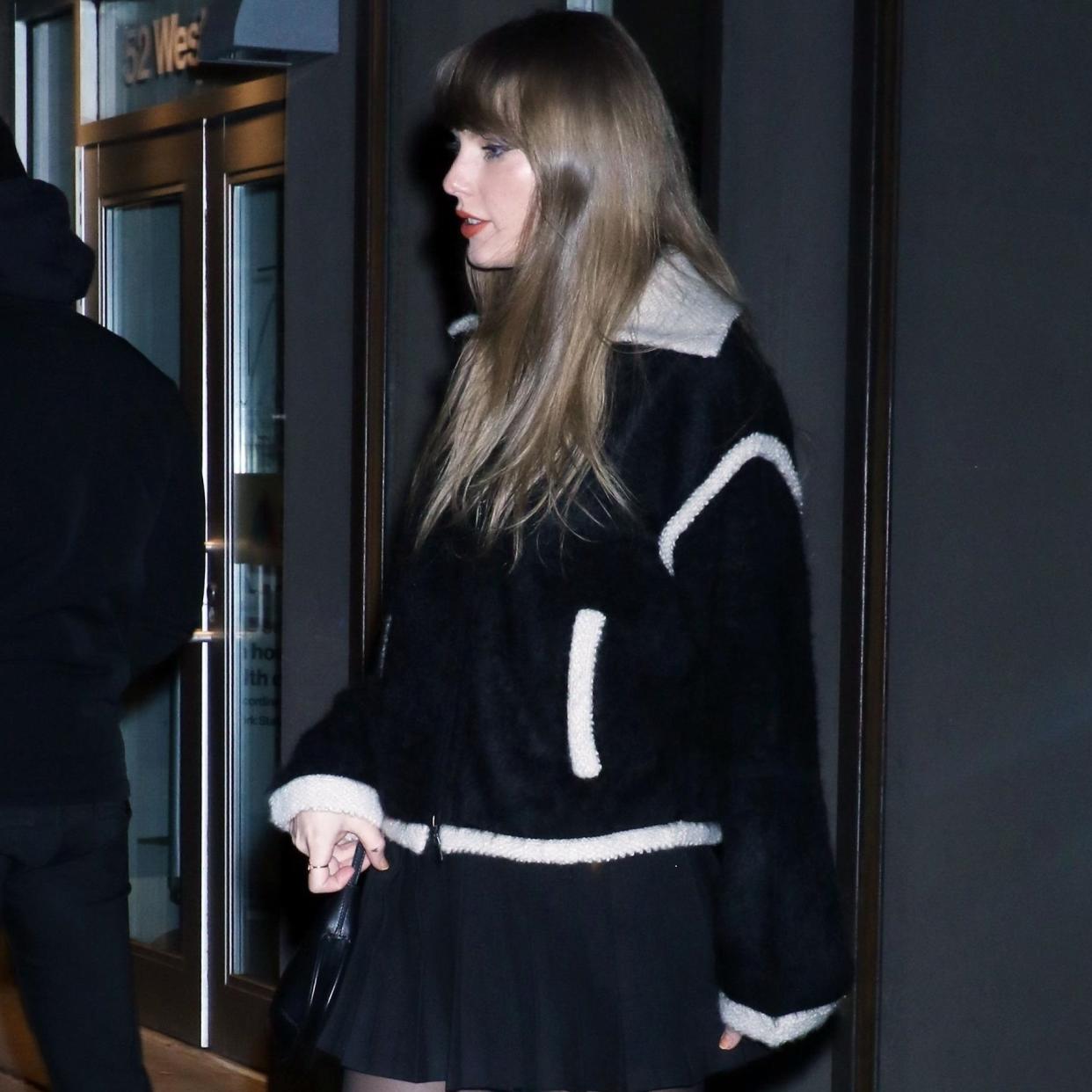  Taylor Swift heeled loafer outfit. 