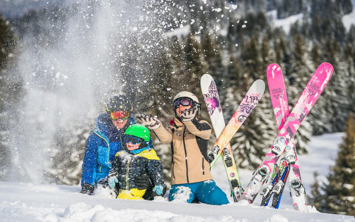 les get family skiing