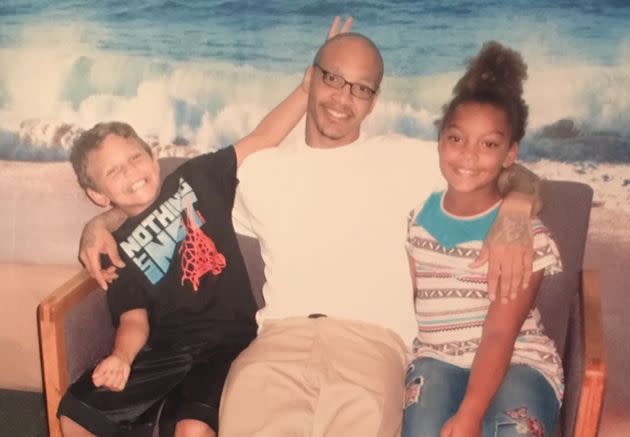 Thomas Butler at Clallam Bay Corrections Center with his children in 2018. (Photo: courtesy of Cassandra Butler)