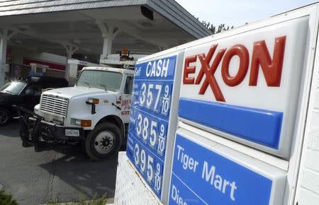 Exxon, USW union agree on steps for Texas refinery lockout handover