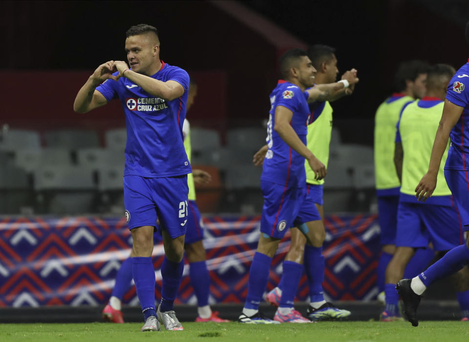 Jonathan Rodríguez, del Cruz Azul, festeja luego de anotar el primer tanto ante Guadalajara, el sábado 10 de abril de 2021, en un partido de la Liga MX (AP foto/Fernando Llano)