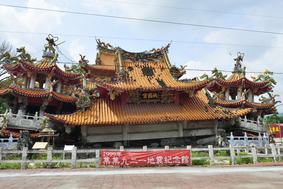 Wee hours of 21 September 1999, An earthquake measuring 7.6 on the Richter 
scale struck Jiji town in Nantou county,Taiwan,More than 10,000 
casualties.This is the buddhist temple that was destroyed by the earthquake 
and is now the earthquake memorial hall.