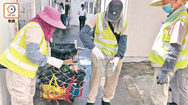 有相關人員在村內放置老鼠籠。（任方攝）