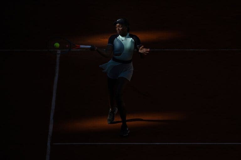 Sloane Stephens en acción frente a Diane Parry en Roland Garros.