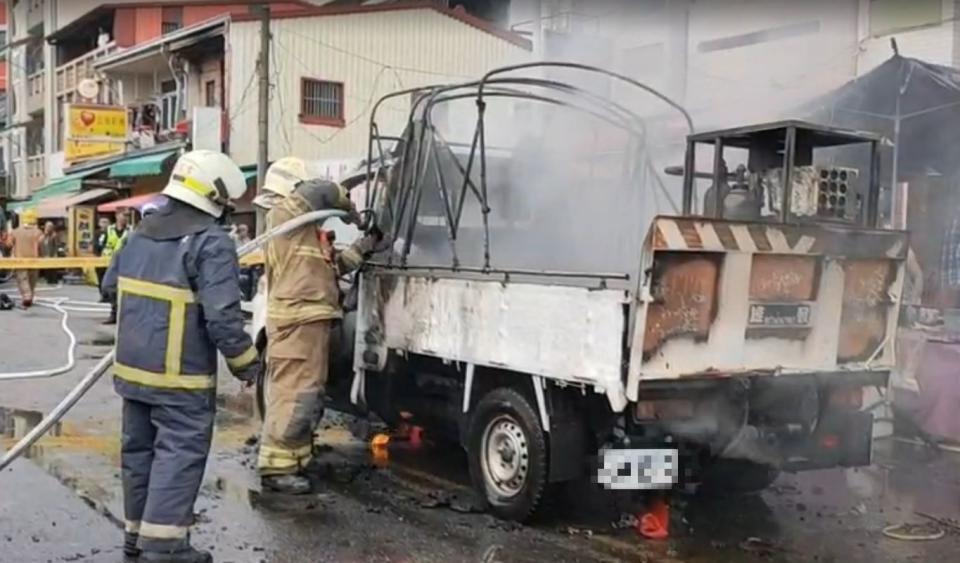 男童當時還在車上，被燒成焦屍。（圖／東森新聞）