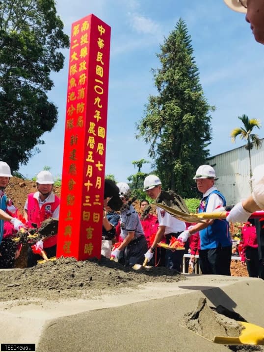 南投縣政府消防局魚池消防分隊興建，由縣長林明溱、消防局局長林聰吉、立法委員、縣議員鄉等地方仕紳共同動土。(記者蔡榮宗攝)