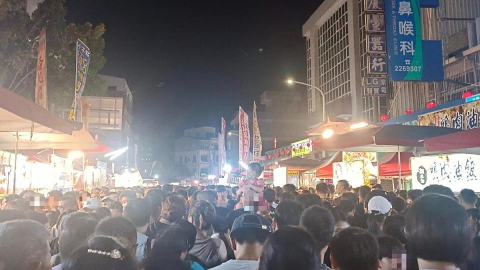 嘉義民雄大士爺文化祭夜市湧入大量人潮。（圖／翻攝自路上觀察學院臉書）