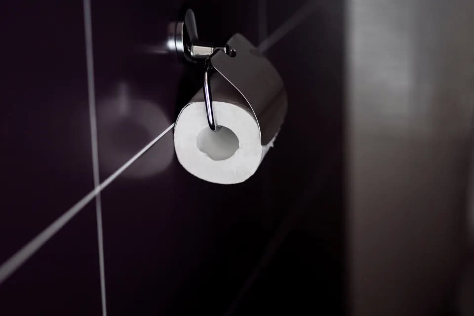 Die Richtung der Klappe des Klopapierhalters zeigt dir, wie du dein Toilettenpapier richtig herum aufhängst. (Getty Images)

