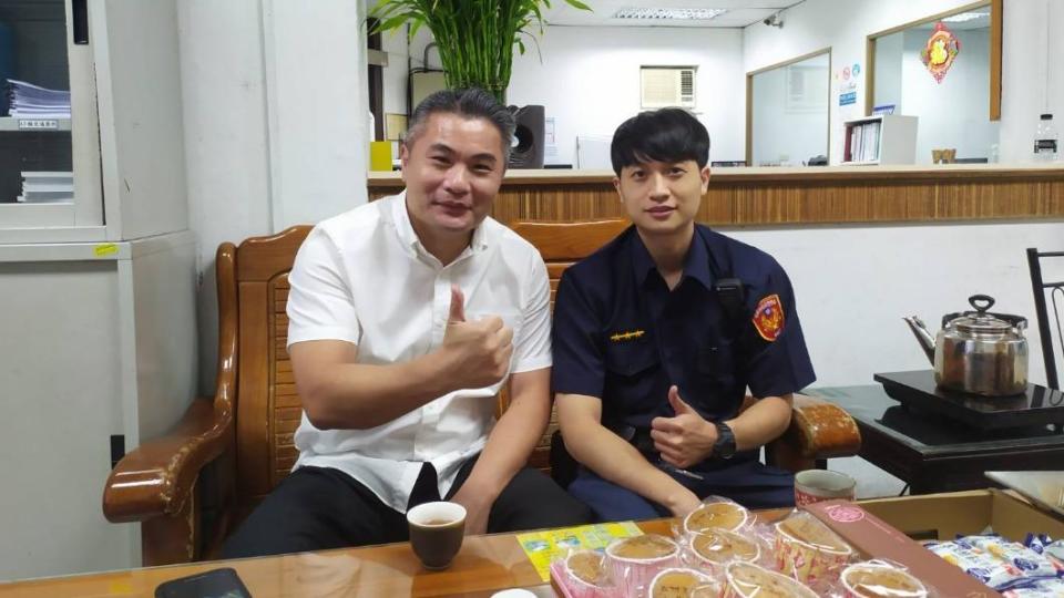 25歲員警侯彥竹（右）、第一分局分局長王文生（左）。（圖／警方提供）
