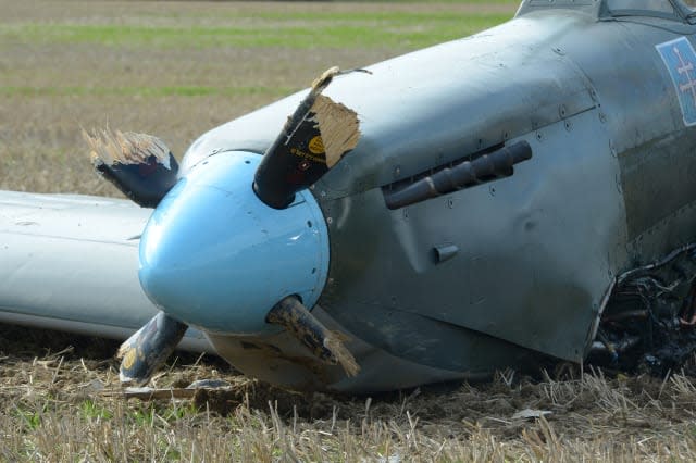 Spitfire emergency landing in field