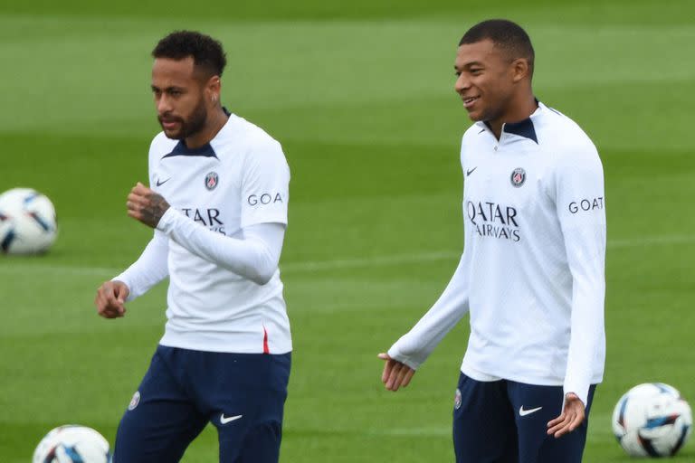 El brasileño Neymar y el francés Kylian Mbappé, en una práctica de PSG, y tras el altercado de la semana pasada antes de patear un penal