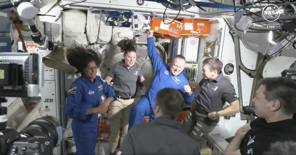 Los astronautas de la NASA Butch Wilmore y Suni Williams son recibidos el jueves 6 de junio de 2024 por la tripulación de la Estación Espacial Internacional. (NASA vía AP)