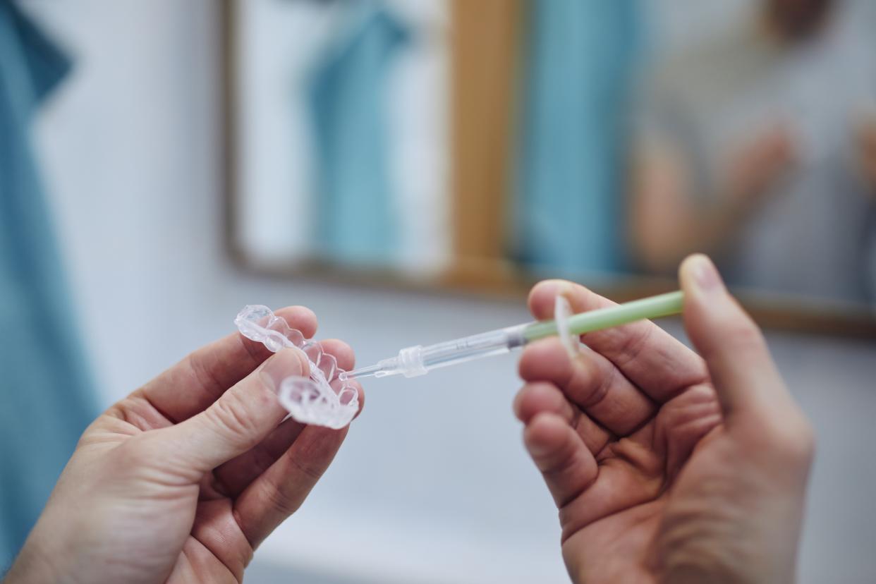 Algunos kit caseros para blanquear los dientes contienen determinados productos pueden llegar a dañar el esmalte dental, conseguir el efecto contrario al que buscamos y empeorar el aspecto de nuestra sonrisa. (Foto: Getty)