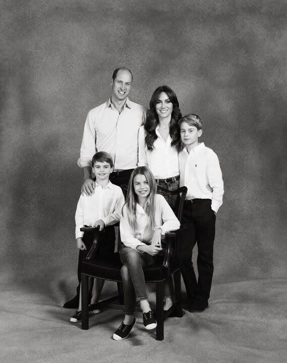 Una foto de estudio con la familia de Guillermo y Kate  